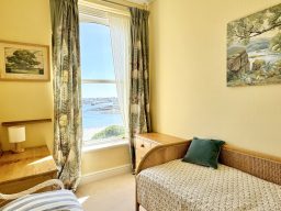 Single bedroom with sea view